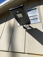 Lampe solaire LED commerciale pour jardin 2000LM 14W avec panneau et batterie 48.1Wh, autonomie 3-5 nuits avec PIR, fixation sur poteau, IP65, garantie 2 ans