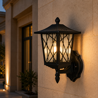 Lanterne murale extérieure traditionnelle avec cadre en treillis diamanté pour l'éclairage des jardins de villas