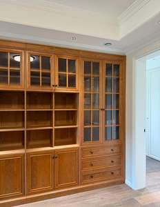 ตู้หนังสือไม้เชอร์รี่แบบดั้งเดิมของอเมริกาเหนือ - ชั้นวางของไม้พร้อมแผงกระจกและลิ้นชักสำหรับห้องนั่งเล่น/ห้องทำงาน - Product Image 4