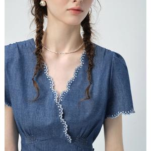 เดรสยีนส์สั้นคอวีปักลายสำหรับผู้หญิงหรูหรา - Product Image 2