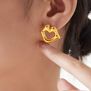 Ensemble collier et boucles d'oreilles tendance en forme de lèvres pour femmes |   Acier inoxydable plaqué or 18K PVD |   Durable, imperméable, hypoallergénique - Product Image 6