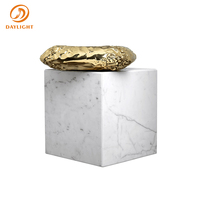 Table d'appoint de luxe avec base en marbre et plateau irrégulier doré, élégante table d'appoint pour hôtel, villa, projet, mobilier de salon, lumière du jour
