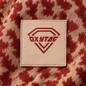 ป้ายผ้าทอ Oxytag Sport แบบนูน รูปทรงสี่เหลี่ยม ผลิตในปากีสถาน สำหรับใช้กับเสื้อผ้า ราคาขายส่ง รับผลิตตามแบบ OEM ออกแบบเองได้ - Product Image 1