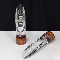 Trophée en cristal cylindrique transparent personnalisé avec logo découpé et base en bois pour la commémoration et l'hommage personnel
