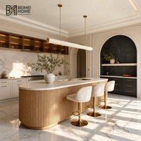 Meubles de cuisine BEIMEI style Arche Romaine Française, îlot incurvé cannelé, vitrine en verre ambré, menuiseries sur mesure pour villa