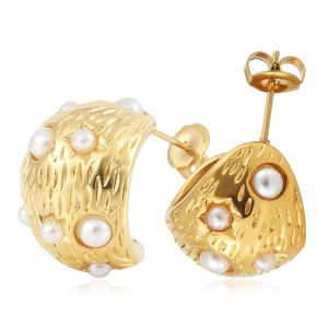 Boucles d'oreilles clous vintage style Cour Française Yunnique, fausses perles, plaqué or 18 carats, motif étoile géométrique, serti clos - Product Image 1