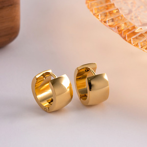 Aretes Huggie de Forma Geométrica, Chapados en Oro de 18K, Acero Inoxidable, Unisex, para Uso Diario - Product Image 2