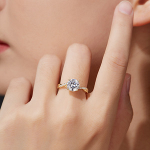 Bague en argent sterling S925 torsadée à six griffes avec moissanite, bague fine de luxe 1 carat pour femme, cadeau de fiançailles ou de demande en mariage - Product Image 5