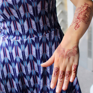 Tatuaje Temporal Adhesivo con Diseño Floral Rojo, Arte Corporal Impermeable para Fiestas y Moda - Product Image 4