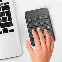 Keyboard numerik mini bulat ramping dan nyaman dengan mode ganda 2.4G dan BT untuk tablet, notebook, kantor, dan penggunaan di rumah.