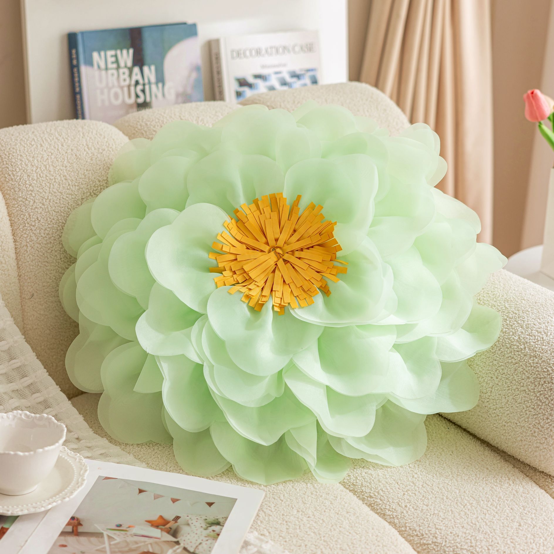 Flor de gasa verde jade con estambres amarillos.