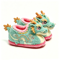 Pantoufles en peluche Dragon personnalisées unisexes doublées de polaire doux avec design brodé et semelle rose pour les enfants de 3 ans et plus