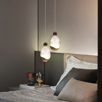 Luminaire suspendu en forme d'œuf en verre givré de qualité supérieure avec base cannelée dorée pour hall d'entrée, escalier et plafond haut monumentaux