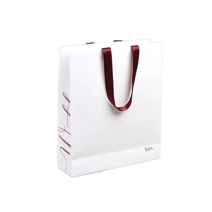 Sacchetti Regalo di Lusso Personalizzati in Cartone Riciclato per Piccole Imprese e Negozi al Dettaglio, con Logo Laminato Offset - Product Image 1