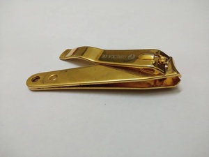 Cortauñas Profesional Obexa de Acero Inoxidable Quirúrgico con Acabado Espejo Dorado, Pequeño Cortador de Cutículas Plegable para Uñas - Product Image 2