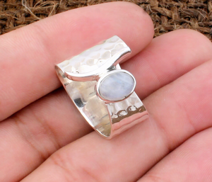 Bague en argent sterling 925 avec pierre de lune arc-en-ciel naturelle sertie clos, gemme à feu bleu, bijou bohème minimaliste, cadeau d'anniversaire - Product Image 1