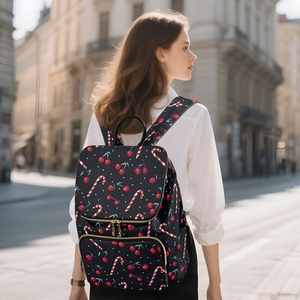 Sac à main matelassé à grande capacité avec logo personnalisé motif cerise, fermeture éclair dorée, poignée souple et porte-clés - Product Image 6