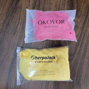 Bolsas de cierre hermético personalizadas, ecológicas, de color negro mate, las más vendidas, de polietileno, para ropa, con su logotipo impreso. - Product Image 2