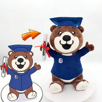 UYEAH Peluche personnalisée : cochon de dessin animé, ours scolaire, animal en peluche avec vêtements imprimés du logo de l'entreprise, ours de diplômé.