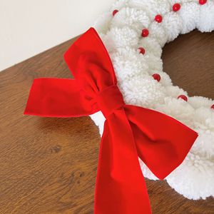 Guirlandes de Noël modernes faites à la main avec des pompons rouges en forme de baies, décorations et supports pour portes extérieures - Product Image 5