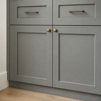 Armoire intégrée sur mesure avec portes en rotin tressé cintrées, armoire de chambre à coucher moderne classique style Shaker