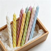 Bougies Pilier Spirales Torsadées Rayées Couleurs Ivoire, Bleu, Rose, Noir, Bordeaux, Rose Poudré, Bleu Ciel – Luxe pour Cérémonies de Remise des Diplômes