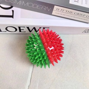 Cross Border Pet TPR Spiked Ball 7cm ของเล่นเคี้ยวสำหรับสุนัขแบบทนทาน ขนาด 7 ซม. สีคริสต์มาส สุ่มสี - Product Image 3