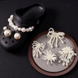 Ensemble de breloques pour sabots en perles, décorations de chaussures scintillantes avec chaînes, nœuds et pompons, breloques élégantes pour chaussures, boutons de chaussures perlés - Product Image 2