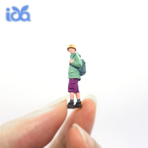 Iota khéo léo 1/64 S quy mô tùy chỉnh ABS nhựa thủ công Sơn mô hình thu nhỏ của một người đàn ông đi bộ đường dài thời trang đứng - Product Image 3