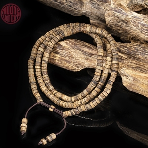 Collar de cuentas de agarwood malayo con vetas de madera de oud natural, elegante pieza de joyería. - Product Image 3