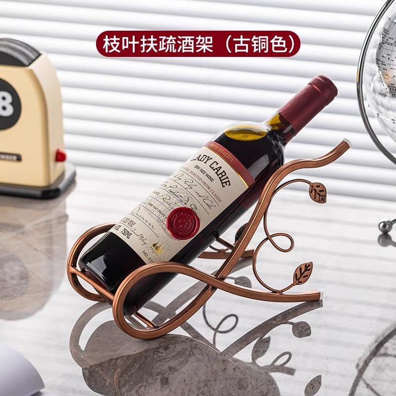 Un casier à vin au feuillage luxuriant [couleur bronze]