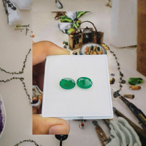 Vente en gros de pierres précieuses naturelles en émeraude Tsavorite, taille ovale 5x7mm, effet de couleur ou de feu, certifiées par un tiers, pour la fabrication de bijoux - Product Image 2