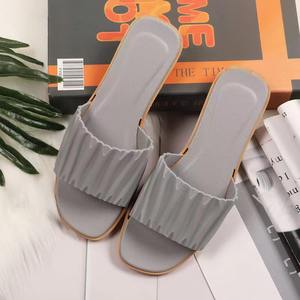 Pantuflas de gamuza suave de alta gama, aptas para uso en interiores y exteriores, pantuflas de invierno para mujer, cómodas y afelpadas, con función antideslizante. - Product Image 4