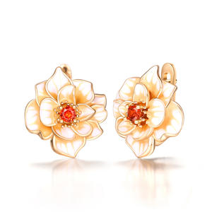 Boucles d'oreilles clous plaquées or en forme de fleur avec zircon serti clos pour femme, bijoux romantiques pour soirée, boucles d'oreilles tendance en alliage - Product Image 1