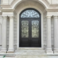 Portes doubles en fer forgé CBMmart, entrée en verre, design français, portail de villa assorti à la balustrade de l'escalier et du balcon