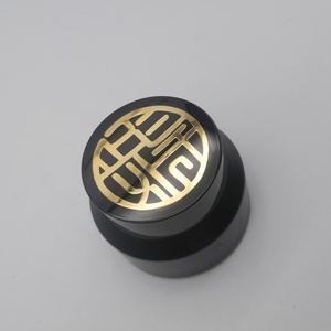 Etiqueta Adhesiva Metálica Dorada de Lujo Personalizada, Adhesivos Metálicos con Logotipo 3D en Relieve, Resistentes al Agua - Product Image 5