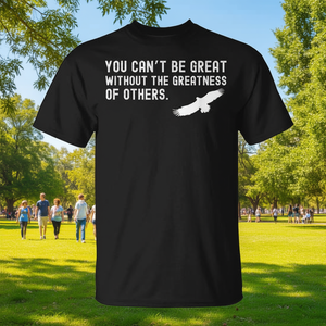 No puedes ser grande sin la grandeza de los demás - Camiseta con cita - Product Image 2