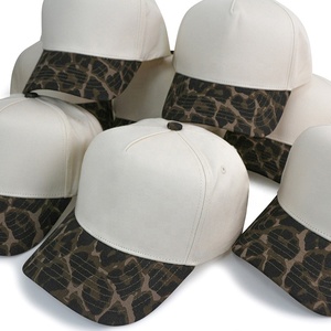 Gorras de Béisbol HBA54 al por Mayor en Stock, Modelo A-Frame de Dos Tonos, Color Beige, con Estampado de Guepardo y Leopardo - Product Image 3