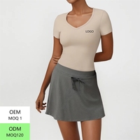 Ensemble de sport 2 pièces pour femme avec logo personnalisé ODM, haut à manches courtes col en V et jupe-short de tennis avec poches et short intégré pour le yoga et le fitness