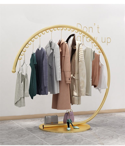 Porte-vêtements de luxe en métal doré <span class=keywords><strong>rond</strong></span>, présentoir de vêtements de boutique, support de sol incurvé <span class=keywords><strong>pour</strong></span> suspendre les vêtements en magasin - Product Image 1