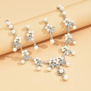 Conjunto de Joyería Sofisticado con Perlas en Forma de Gota, Elegantes Aretes y Collar con Diseño Floral |   Accesorios al por Mayor para Mujer - Product Image 4