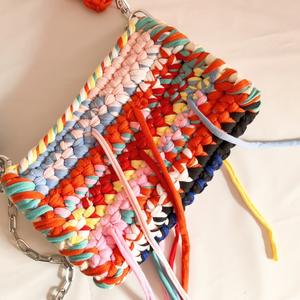 Sac à bandoulière en crochet style bohème pour femme avec fermeture à lacets et pompon bicolore - Product Image 2