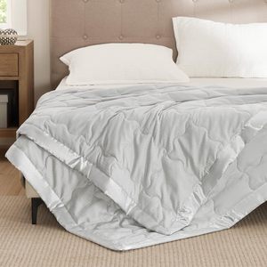 Queen Size gris léger vers le bas Alternative été doux confortable couvertures <span class=keywords><strong>de</strong></span> <span class=keywords><strong>lit</strong></span> chaudes avec garniture en <span class=keywords><strong>satin</strong></span> 90x90 pouces pour toutes les saisons - Product Image 2