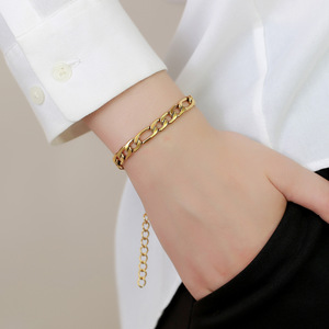 Pulsera Unisex Clásica <span class=keywords><strong>de</strong></span> Acero Inoxidable 316L Chapada en <span class=keywords><strong>Oro</strong></span> <span class=keywords><strong>de</strong></span> 18K con <span class=keywords><strong>Cadena</strong></span> Figaro <span class=keywords><strong>de</strong></span> 5MM y 7MM <span class=keywords><strong>de</strong></span> Ancho <span class=keywords><strong>para</strong></span> <span class=keywords><strong>Hombre</strong></span> y Mujer - Product Image 2