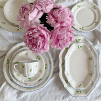 Vaisselle en céramique florale vintage française en gros, assiettes creuses, bols et tasses exquis à bord bleu festonné