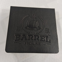Ensemble de sous-verres carrés en cuir PU avec logo personnalisé ensemble de napperons isolés avec boîte de rangement pour l'approvisionnement domestique