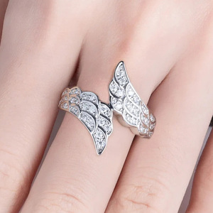Anello Ali d'Angelo per Donne, Design Metallico Lucido e Fantasioso, Regolabile, Gioiello Elegante per Uso Quotidiano - Product Image 2