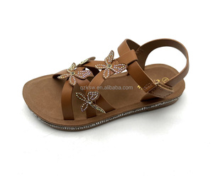 Precio barato de fábrica nueva llegada bonito diseño de flores OEM logotipo personalizado inyección de PVC suela plana zapatos para niños sandalia para niñas - Product Image 1