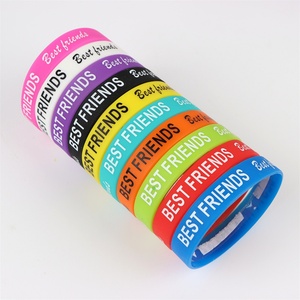 Bracelet en silicone personnalisé en gros avec logo en relief, couleur unie, sérigraphié, promotionnel - Product Image 2