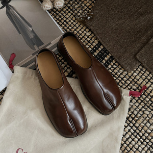 รองเท้าหนังผู้หญิงสไตล์เรโทรอังกฤษปี 2026 แบบสวม แยกนิ้วเท้า พื้นเรียบ สวมใส่สบาย เหมาะสำหรับใส่ทุกวัน - Product Image 1